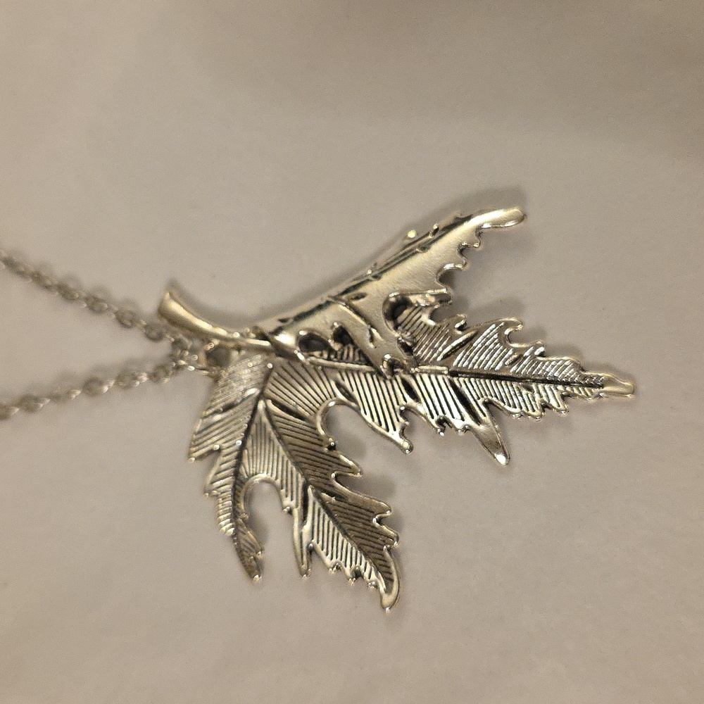 FOLDED  MAPLE LEAF Necklace  Amazing Detail   22 inch Chain NY